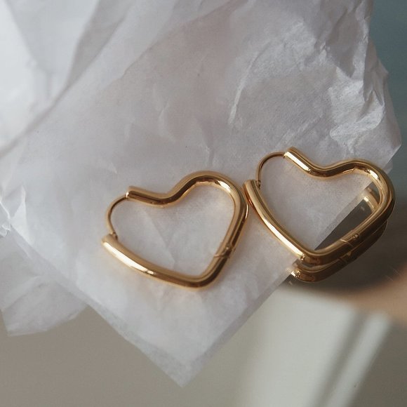 NEW 18K Gold Plated Heart Hoop Earrings - Picture 2 of 8